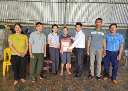 Đồng chí Chủ tịch UBND xã Nghĩa Đàn đi thăm, tặng quà nhân dịp kỷ niệm 78 năm ngày Thương binh - Liệt sĩ ( 27/7/1947  – 27/7/2025)